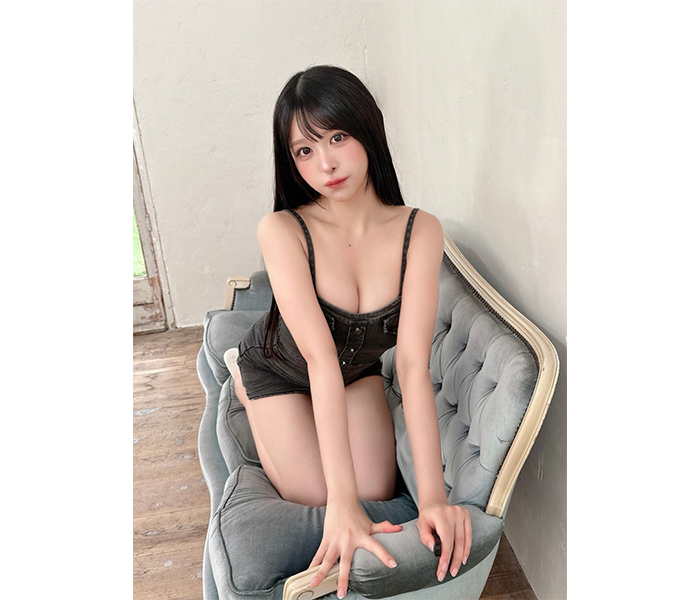 真島なおみ、デニムワンピで美肌あらわに！