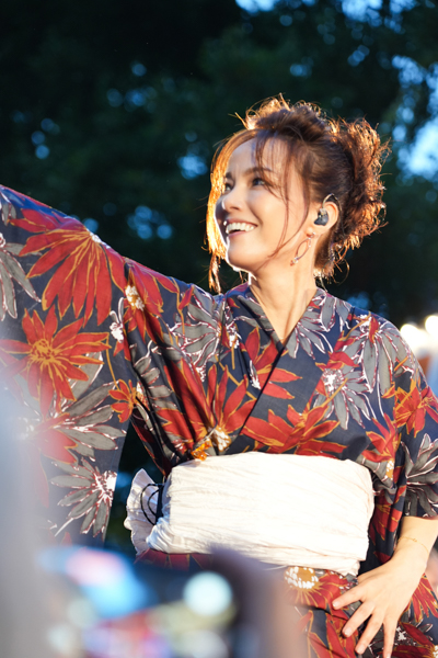「ワッショイ！」を合言葉に、相川七瀬が中野駅前大盆踊り大会で踊れるロックの夏を演出