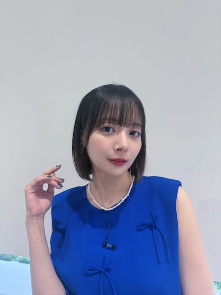 岡田紗佳、シックなブルーコーデで美スタイル披露！「魅力的すぎる」
