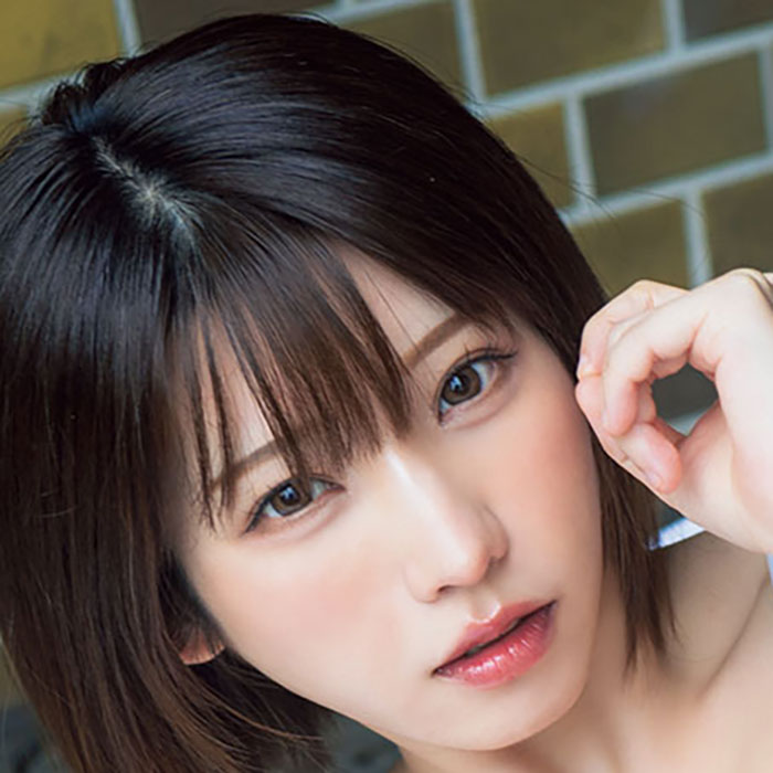 大人気コスプレイヤー・えなこが表紙＆巻頭に登場！！「ヤングチャンピオン」No.17発売中。