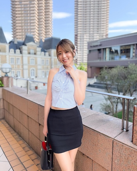 フルート奏者・SUAI、ミニ丈スカートで美脚スラリ！「だからスタイル良すぎだって」