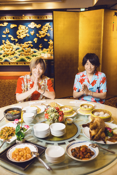 中華街、遊園地…デビュー20周年を迎えたGRANRODEOが思い出の地・横浜で大はしゃぎ！期待のアニバーサリーブックから先行カット第2弾が解禁