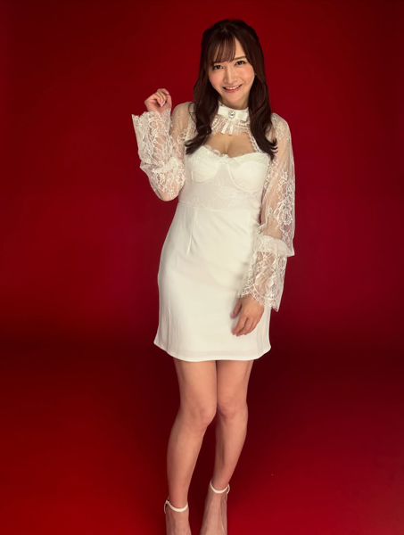 清水 楓、清楚ラブリーなタイトドレスで谷間あらわに