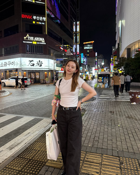 江野沢愛美、シンプルファッションで美スタイル強調！