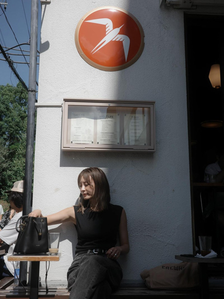 44歳･新山千春、ノースリーブ納め！？黒ノースリーブ×デニムの私服コーデでのカフェショット「さすがに今日で最後かな？」ファンから「美しい」「かわいい」「素敵な美女」の声