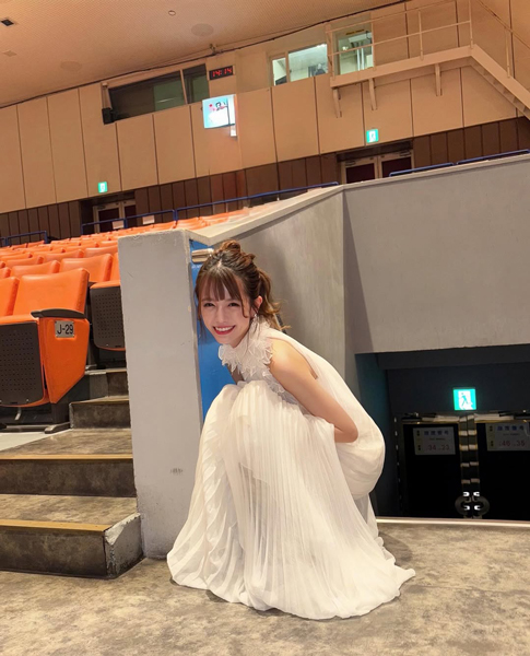 村山優香、清楚白ドレスで美貌あらわに！ファン歓喜の声