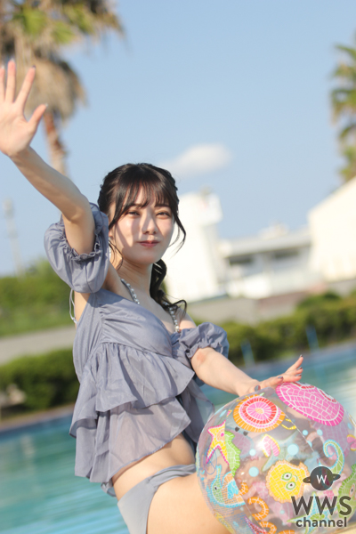 宮下玲奈、クラシカルなツイード調ビキニでしなやかなデコルテとメリハリくびれを上品に魅せる！＜TREND GIRLS撮影会2025 大磯ロングビーチ＞