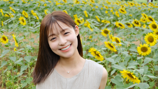 人気キャスターとして活躍中・中川絵美里が趣味のカメラで仲間を撮影する連載『そっと、切り取る』第四回目の被写体は田崎さくら！