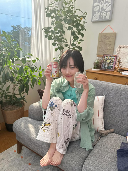 山下美月、お酒を手に笑顔のショット！キュートすぎる姿に4万超え「いいね」