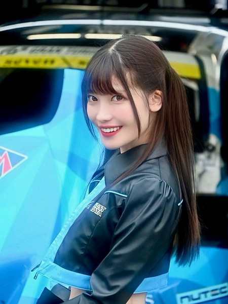 赤城ありさ、大人カッコいいコスチュームで脚線美披露