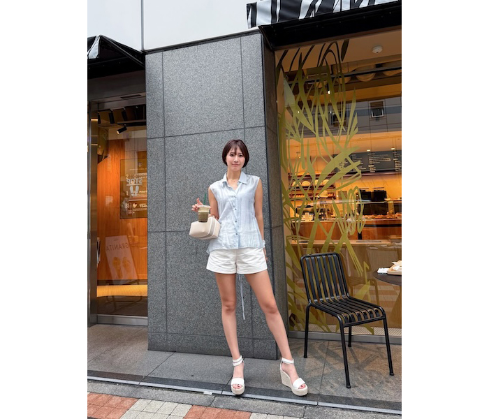 藤澤響花、ミニ丈コーデで美脚スラリ！「ママとおでかけした日」のショットを公開