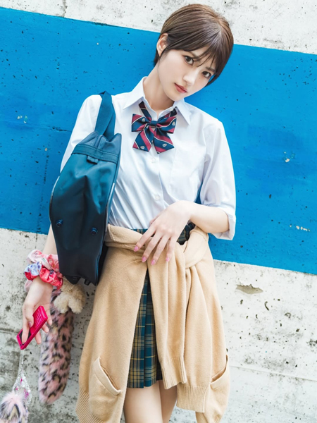 「姐さんたまらんです」「絶対告るわこんなん」若月佑美、美脚あらわなボーイッシュ×制服姿大公開！