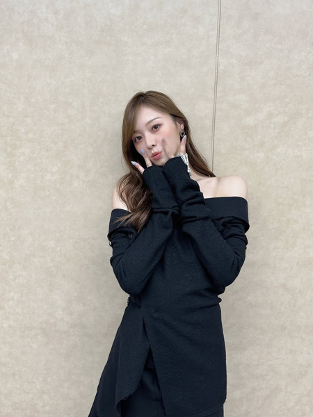梅澤美波、美デコルテあらわな上品ロングドレス姿を公開
