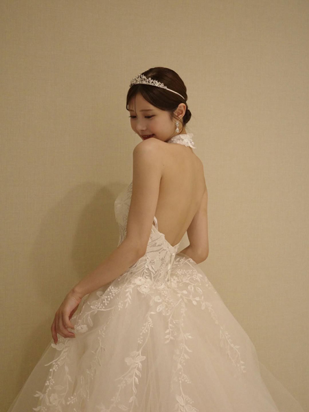 松川星「一目惚れ」のバックレスドレス姿で美肌あらわに「美しすぎます」