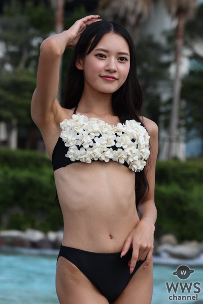 八掛うみ、胸元いっぱいに立体フラワーを咲かせたモノトーンのフラワーバンドゥ水着で極細ウエストとスラリ美脚あらわに＜TREND GIRLS撮影会2025 大磯ロングビーチ＞