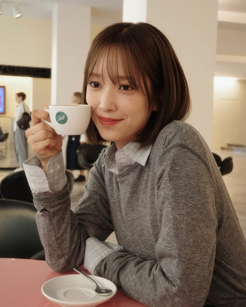 佐々木久美、上品クラシカルなミニ丈衣装でスイスを満喫！