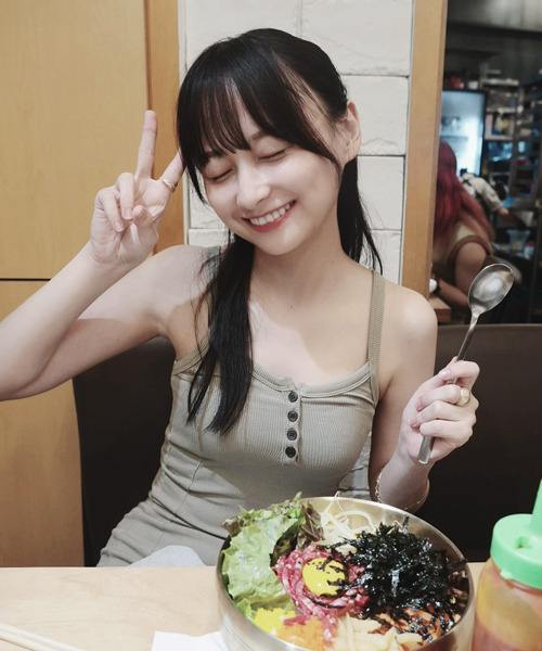 影山優佳、タイトなキャミソールワンピースでオフ満喫！