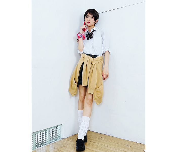 「姐さんたまらんです」「絶対告るわこんなん」若月佑美、美脚あらわなボーイッシュ×制服姿大公開！