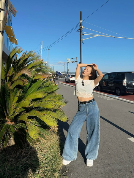 板野友美「なんまいめ？」美スタイルきわだつ爽やかデニムコーデ披露