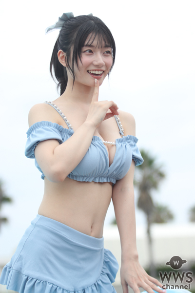 瀬戸環奈、パールを散りばめたパウダーブルーのオフショルダー型ビキニ姿で完璧プロポーション披露＜TREND GIRLS撮影会2025 大磯ロングビーチ＞