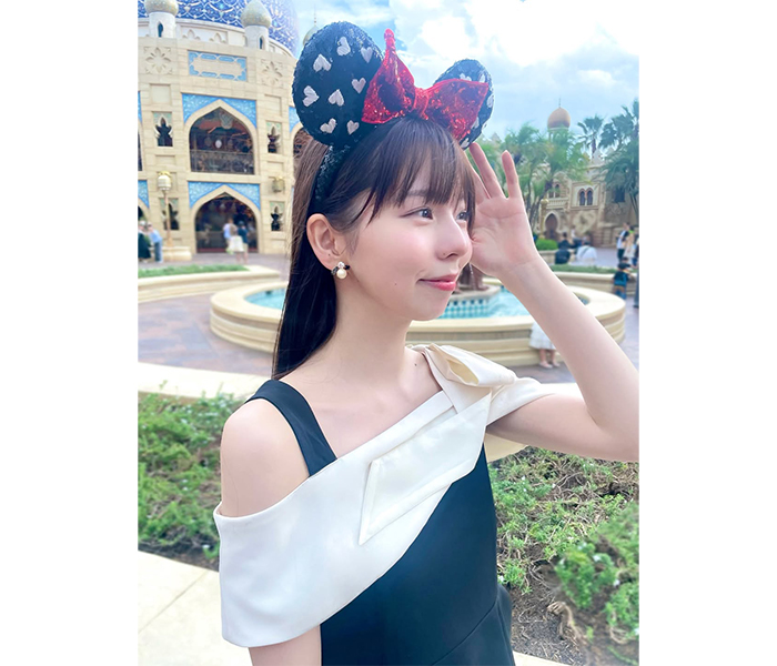 篠原望、肩出しドレスでディズニーシー満喫