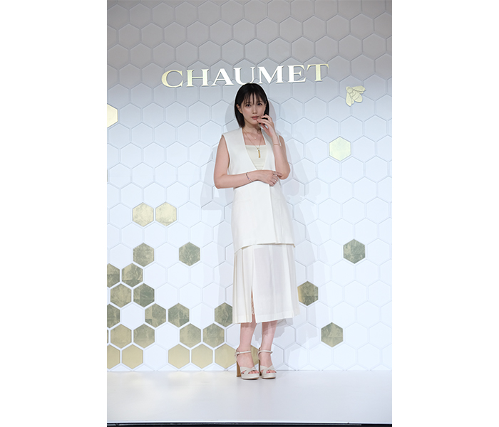 【コメント】本田翼がノースリーブジャケット×プリーツスカートで大阪・関西万博に登場！＜Chaumet, an Ode to Living Nature ショーメ、自然美への賛歌＞