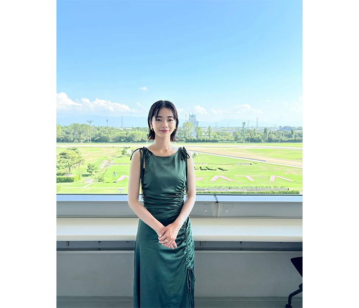 見上 愛、大人なグリーンドレス姿が好評「お人形みたいにかわいい」