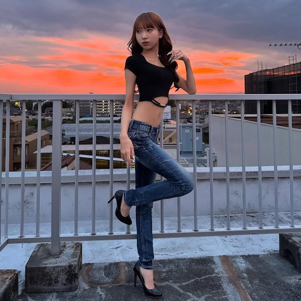 女子高生モデル・こいろん、おへそチラ見せ美スタイル披露！「相変わらずスタイル良すぎ」と絶賛の声