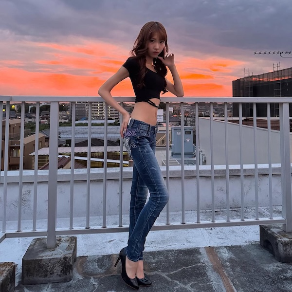 女子高生モデル・こいろん、おへそチラ見せ美スタイル披露！「相変わらずスタイル良すぎ」と絶賛の声