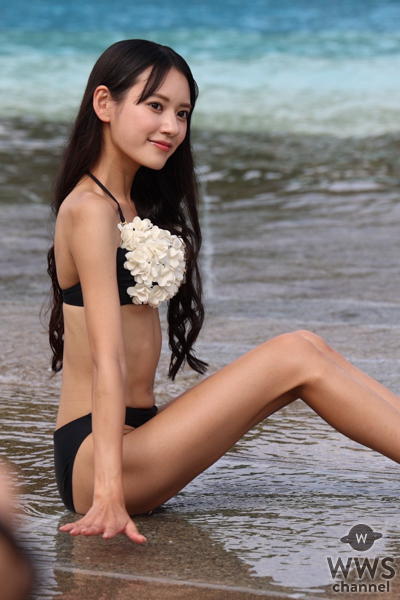 八掛うみ、胸元いっぱいに立体フラワーを咲かせたモノトーンのフラワーバンドゥ水着で極細ウエストとスラリ美脚あらわに＜TREND GIRLS撮影会2025 大磯ロングビーチ＞