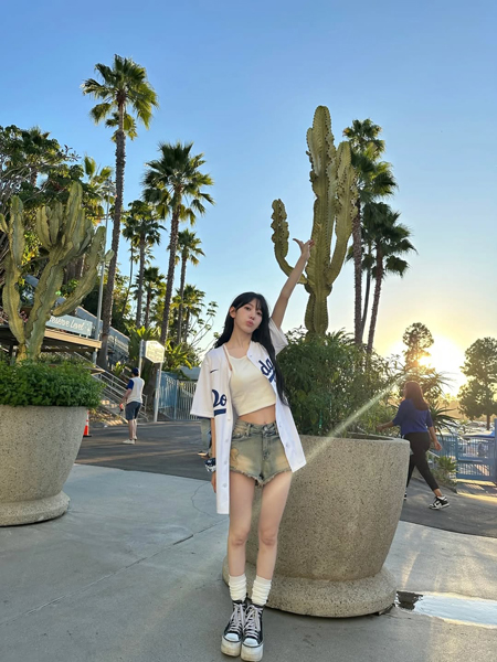 宮脇咲良、美脚チラ見せ！ユニフォーム着こなす姿にファン歓喜の声「夢叶った！」