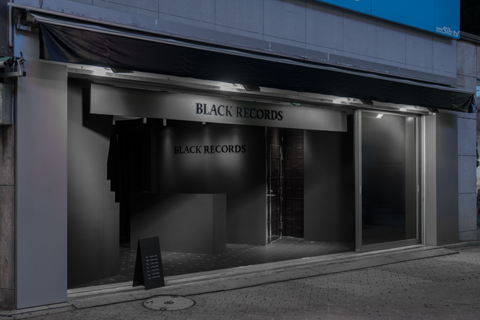 SKY-HIよりメッセージあり。世界初、黒塗りのレコードショップ「BLACK RECORDS」をオープンさせたのは、SKY-HI率いる「BMSG」