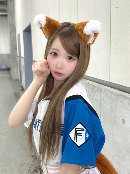大谷映美里、日本ハムファイターズミニライブ出演！可愛すぎるきつね姿にファン悶絶
