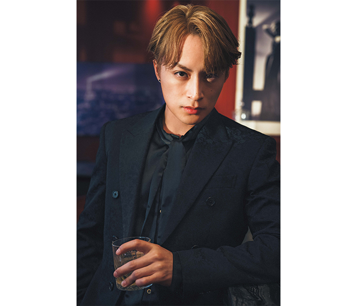 「襟足が出ないようにヘアスタイルにこだわった」バーでの熱帯夜スーツ写真解禁！『白濱亜嵐2nd写真集 Hallelujah!!』【コメント】