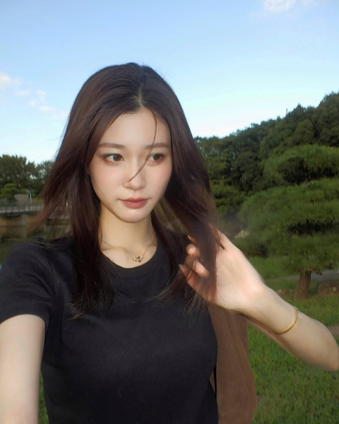 生見愛瑠、シンプルファッションできわだつ美貌に注目あつまる「極上に美しい」