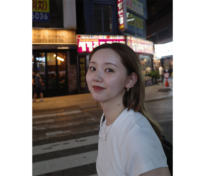 江野沢愛美、シンプルファッションで美スタイル強調！