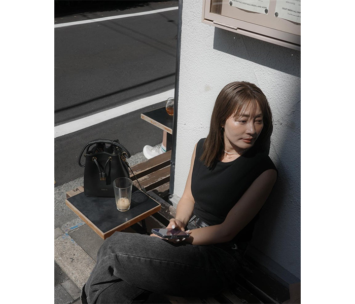 44歳･新山千春、ノースリーブ納め！？黒ノースリーブ×デニムの私服コーデでのカフェショット「さすがに今日で最後かな？」ファンから「美しい」「かわいい」「素敵な美女」の声