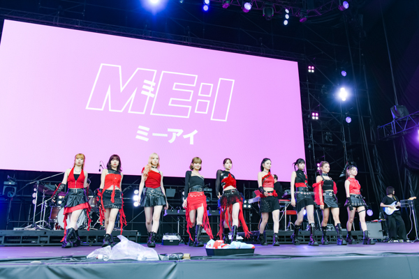 ME:I、フェスならではのメドレーやファン待望の新曲披露！初の全編生バンドで魅せる圧巻のステージ