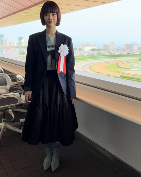 見上 愛、大人なグリーンドレス姿が好評「お人形みたいにかわいい」