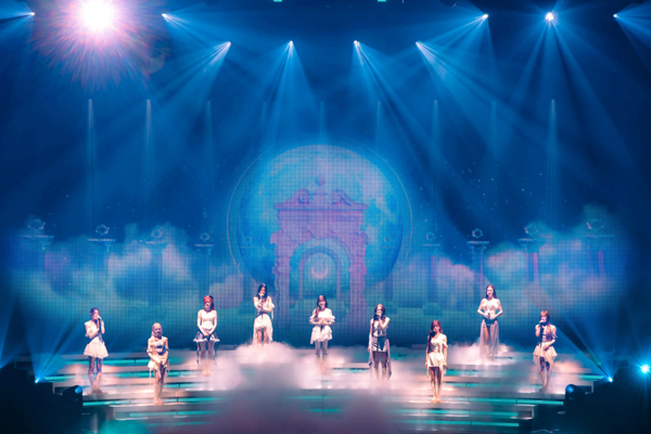 NiziU、史上最多公演数「NiziU Live With U 2025 NEW EMOTION : Face to Face」が開幕！！