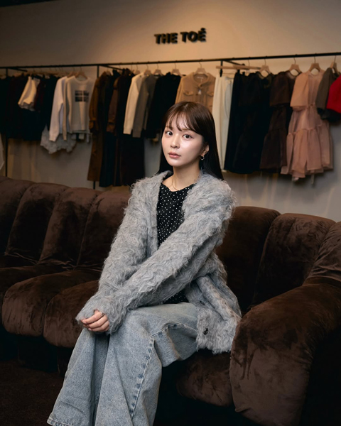 沖田愛加、大人かわいいデニムコーデにファン「とても可愛いいです」