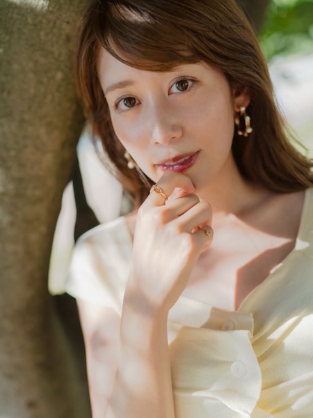 元NHKアナウンサー・中川安奈、美デコルテ魅せるファッションで『リーズンルッカ』オフショ公開！
