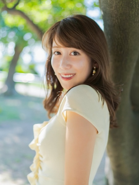 元NHKアナウンサー・中川安奈、美デコルテ魅せるファッションで『リーズンルッカ』オフショ公開！
