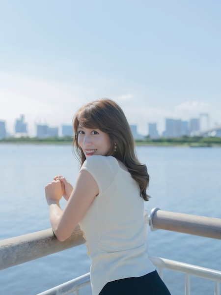 元NHKアナウンサー・中川安奈、美デコルテ魅せるファッションで『リーズンルッカ』オフショ公開！