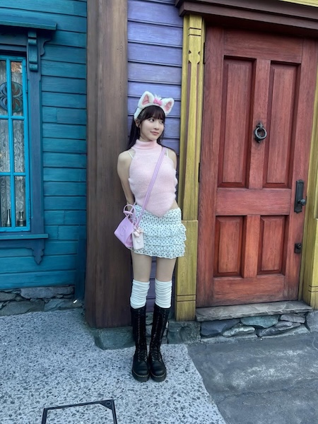 SILENT SIREN・すぅ、ディズニーシーで友人との「お揃いコーデ」に反響！「2人ともコーデめちゃ似合ってる」