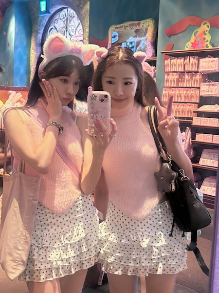 SILENT SIREN・すぅ、ディズニーシーで友人との「お揃いコーデ」に反響！「2人ともコーデめちゃ似合ってる」