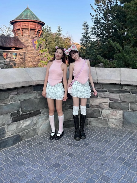 SILENT SIREN・すぅ、ディズニーシーで友人との「お揃いコーデ」に反響！「2人ともコーデめちゃ似合ってる」