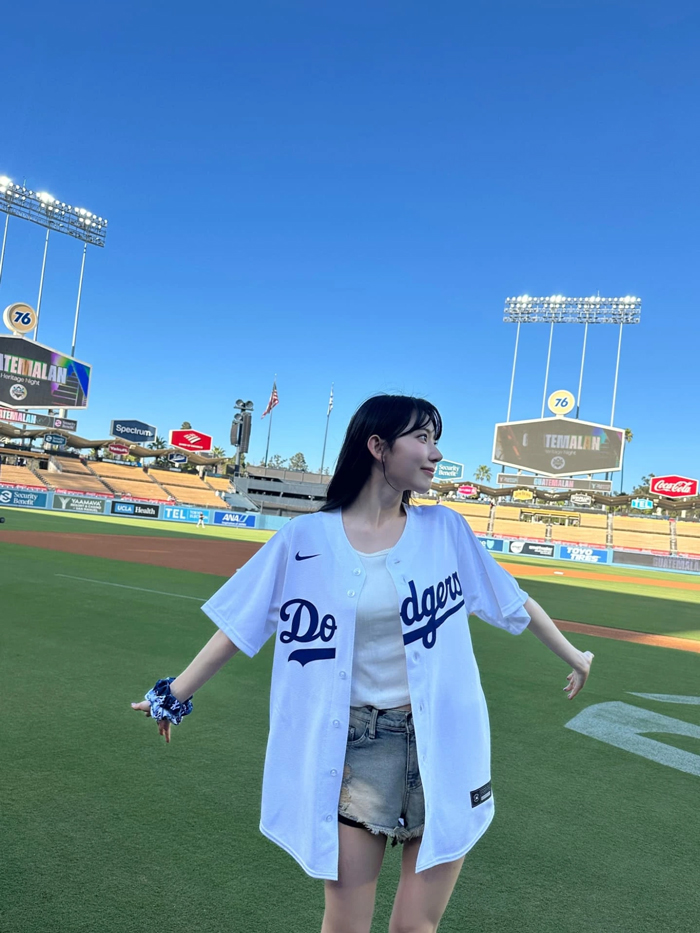 宮脇咲良、美脚チラ見せ！ユニフォーム着こなす姿にファン歓喜の声「夢叶った！」