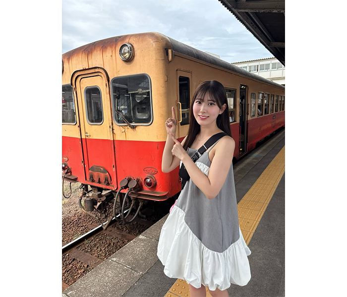 久木田 帆乃夏、爽やか衣装でレトロ電車満喫！