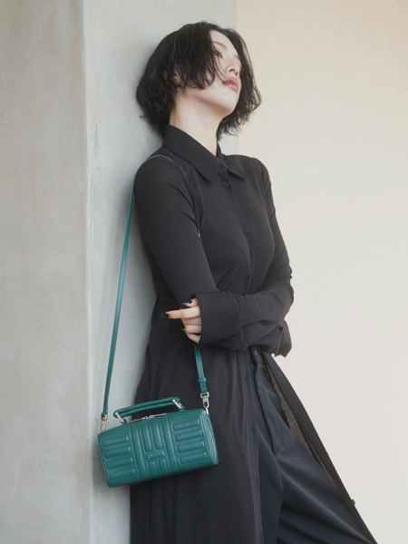 三吉彩花、シックでクラシカルなブラック衣装で大人の色気魅せ！